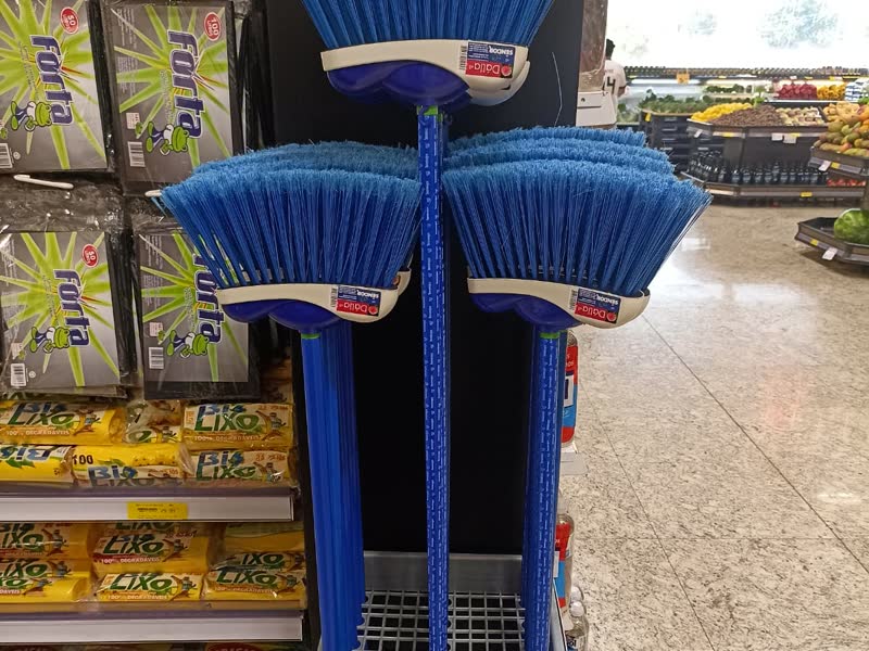 Expositor de chão da Sêndor com vassouras Dália montado no corredor de um supermercado